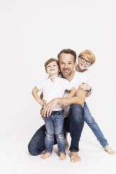 Glücklicher Vater mit Söhnen vor weißem Hintergrund - SDAHF01001