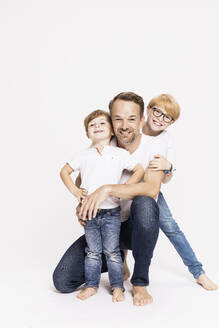 Happy father with sons against white background - SDAHF01001