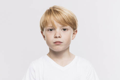 Niedlicher Junge im T-Shirt vor weißem Hintergrund - SDAHF01005