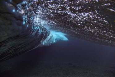 Unterwasseransicht einer plätschernden Meereswelle - KNTF05927