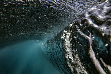 Unterwasseransicht einer plätschernden Meereswelle - KNTF05936
