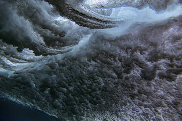 Unterwasseransicht einer plätschernden Meereswelle - KNTF05940