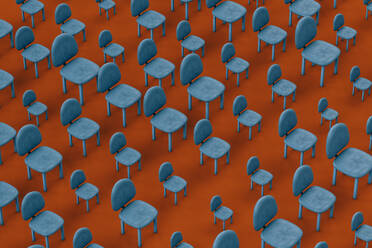 Reihen von blauen leeren Stühlen auf rotem Hintergrund - GCAF00024