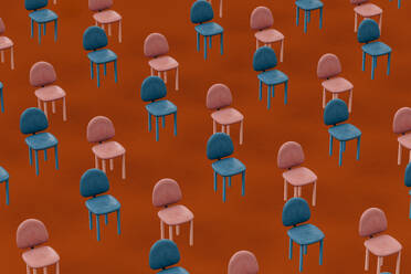Reihen von blauen und rosa leere Stühle schwimmend gegen roten Hintergrund - GCAF00026