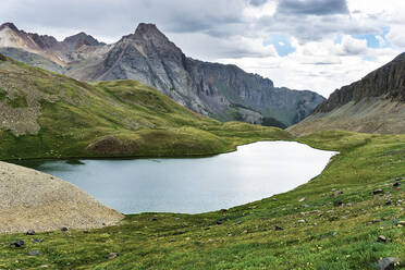 Idyllische Aufnahme eines Sees inmitten von Bergen - CAVF90819