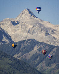 Heißluftballons fliegen gegen den Berg in Apsne Colorado - CAVF90825