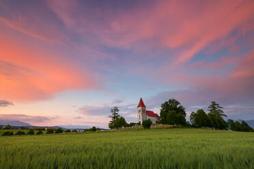 Gotische Kirche und Friedhof in der Region Turiec, Slowakei. - CAVF90854