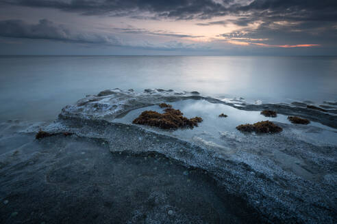 Abendliche Meereslandschaft am Strand von St. Andreas bei Ierapetra, Kreta. - CAVF90855