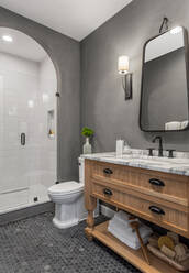 Badezimmer im Haus mit Dusche, Waschtisch, Spiegel, Waschbecken und Fliesenboden - CAVF90985