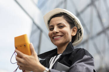 Ingenieurin mit Helm bei der Arbeit im Freien - CAVF91014