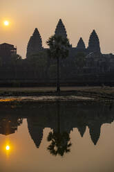 Sonnenaufgang bei den antiken Tempelruinen in Angkor Wat in Kambodscha - CAVF91019