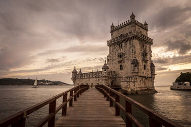 Schöner Blick auf das alte historische Gebäude des Belem-Turms in Lissabon - CAVF91044