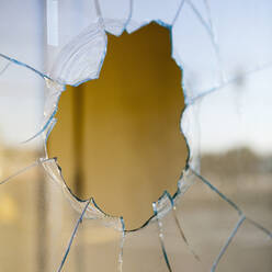 Zerbrochenes Glas, Fensterscheibe, gesprungenes Glasmuster - MINF15337