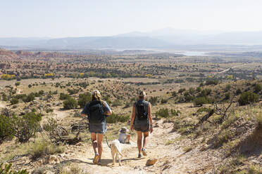 Drei Personen, Familie beim Wandern auf einem Pfad durch eine geschützte Canyonlandschaft - MINF15341