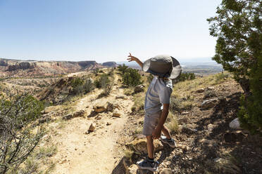 Junge wandert auf dem Chimney Rock Trail durch eine geschützte Canyonlandschaft - MINF15347