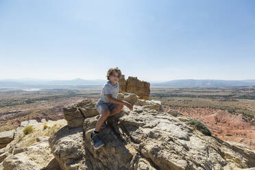 Junge wandert zum Gipfel des Chimney Rock in einer geschützten Canyonlandschaft - MINF15350