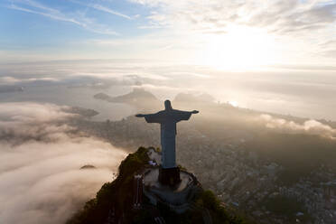 Blick auf die Art-déco-Statue von Christus dem Erlöser auf dem Berg Corcovado in Rio de Janeiro, Brasilien. - MINF15353