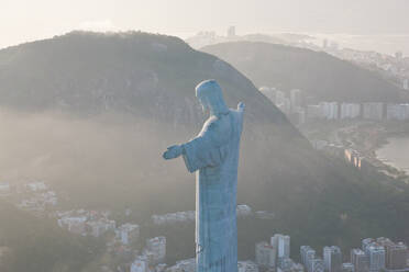 Blick auf die Art-déco-Statue von Christus dem Erlöser auf dem Berg Corcovado in Rio de Janeiro, Brasilien. - MINF15354