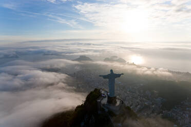 Blick auf die Art-déco-Statue von Christus dem Erlöser auf dem Berg Corcovado in Rio de Janeiro, Brasilien. - MINF15355