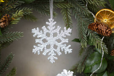 Christmas decorations, close up of white snowflake on Christmas wreath. - MINF15368