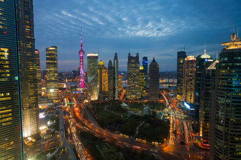 Skyline des Finanzdistrikts Pudong in der Abenddämmerung, Shanghai, China. - MINF15398