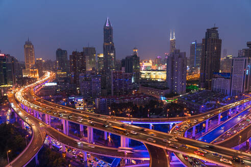 Hochgelegene Straßenkreuzung und Skyline von Shanghai, China, in der Abenddämmerung. - MINF15400