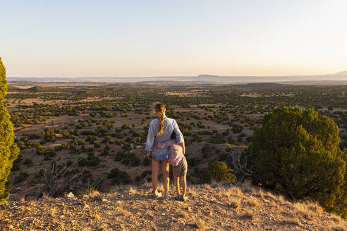 Teenagerin umarmt ihren jüngeren Bruder im Galisteo-Becken, Santa Fe - MINF15425