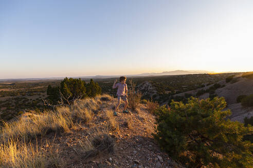 Junger Junge mit Blick auf das Galisteo-Becken, Santa Fe - MINF15427