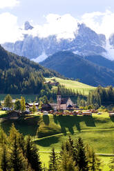 Kirche im Val di Funes, Alpental und Berge in Wolken - MINF15445