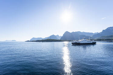 Fähre im Meer gegen den klaren Himmel auf den Lofoten, Norwegen - MALF00167