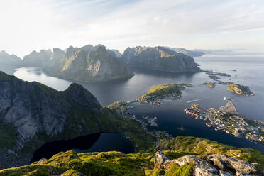 Aussicht auf Inseln und vom Meer bedeckte Berge bei Reinebringen, Lofoten, Norwegen - MALF00180