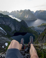 Männlicher Wanderer auf dem Berg bei Reinebringen, Lofoten, Norwegen - MALF00187