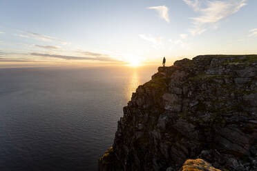 Mann auf dem Berggipfel von Ryten, Lofoten, Norwegen - MALF00221