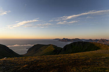 Landschaftsansicht eines Berges gegen den Himmel bei Ryten, Lofoten, Norwegen - MALF00223