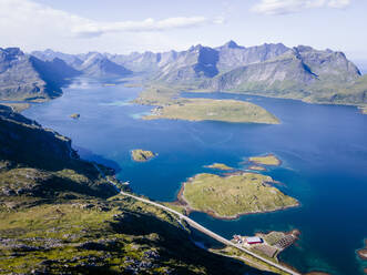 Felsengebirge umgeben vom Meer am Volandstinden, Lofoten, Norwegen - MALF00243