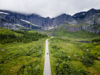 Straße, die zum Berg am Nusfjord führt, Lofoten, Norwegen - MALF00255