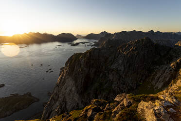 Schöner Sonnenuntergang über den Bergen am Festvagtinden, Lofoten, Norwegen - MALF00267