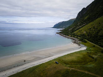 Wolkenlandschaft über Meer und Berg bei Andoya, Norwegen - MALF00270