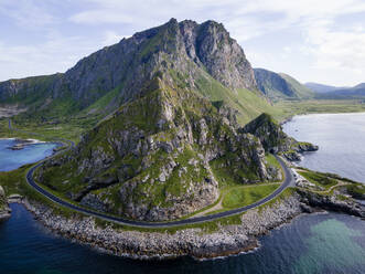 Straße auf einem Berg am Meer bei Andoya, Norwegen - MALF00272