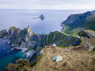 Mann zeltet auf einem Berg bei Matind, Andoya, Norwegen - MALF00289