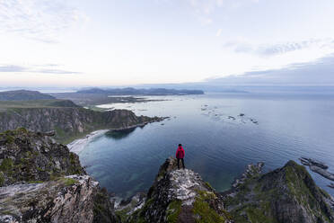 Wanderer, der die Aussicht betrachtet, während er auf einem Berg in Matind, Andoya, Norwegen steht - MALF00291