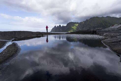 Forscher bewundern die Aussicht auf dem Tungeneset, Senja, Norwegen - MALF00299