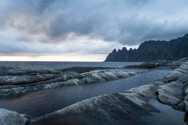 Blick auf eine Wolkenlandschaft über dem Meer bei Tungeneset, Senja, Norwegen - MALF00301