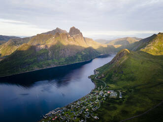 Schöne Landschaft gegen den Himmel bei Segla, Norwegen - MALF00304