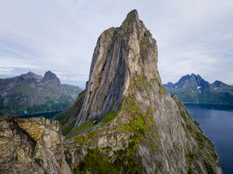 Stehende Frau, die die Aussicht auf den Berg Segla in Norwegen bewundert - MALF00308
