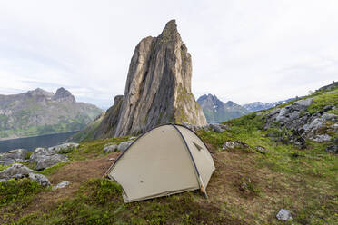 Zelt gegen den Berg Segla in Norwegen - MALF00314