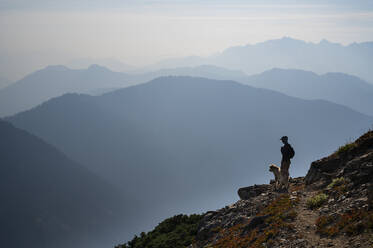 Wildfire Smoke Berg Schichten mit Silhouette Wanderer und Hund - CAVF91092