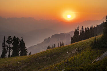 Farbenfroher orangefarbener Sonnenuntergang in den Kaskadenbergen - CAVF91098