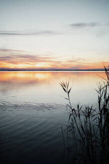 Idyllischer Blick auf den See gegen den Himmel bei Sonnenuntergang - RCPF00376