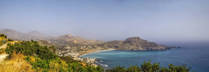 Griechenland, Kreta, Plakias, Panorama des Küstendorfes im Sommer - MAMF01437